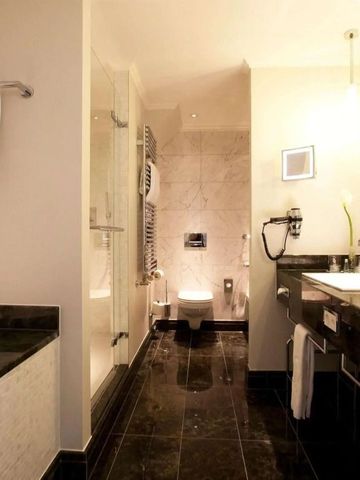 Großzügiges Badezimmer mit Badewanne und Dusche im Fairmont Le Montreux Palace