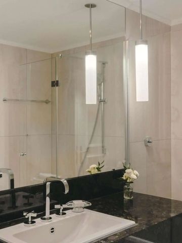 Stilvolles Badezimmer mit schwarzem Marmor und eleganter Dekoration