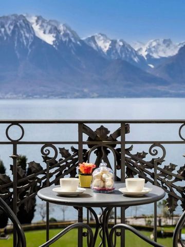 Blick von der Terrasse auf den Genfersee mit schneebedeckten Alpen im Hintergrund
