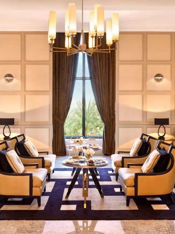 Elegante Hotel-Lounge mit luxuriösem Interieur und stilvollen Möbeln