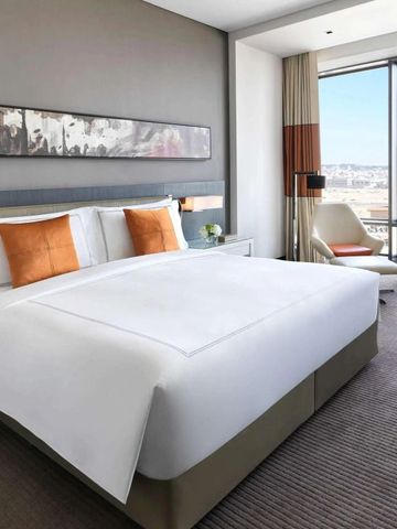 Luxuriöses Zimmer mit großem Bett und modernem Design