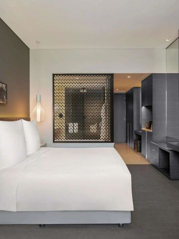 Modernes Hotelzimmer mit gemütlichem Doppelbett und stilvollem Dekor