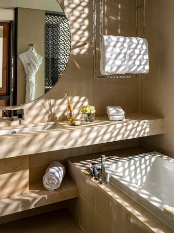 Luxuriöses Badezimmer mit großer Badewanne und eleganten Armaturen