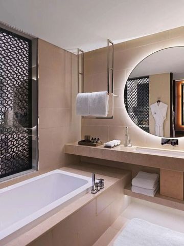 Luxuriöses Badezimmer mit großer Badewanne und modernem Design
