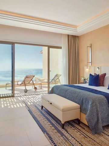 Luxuriöses Hotelzimmer mit Meerblick und eigenem Balkon mit Liegestühlen