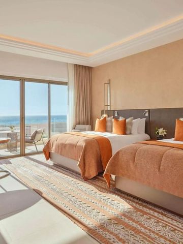 Zweibettzimmer mit Balkon und Meerblick in warmen Tönen gestaltet