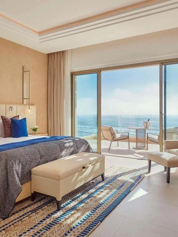 Luxuriöses Zimmer mit Kingsize-Bett und Balkonaussicht aufs Meer