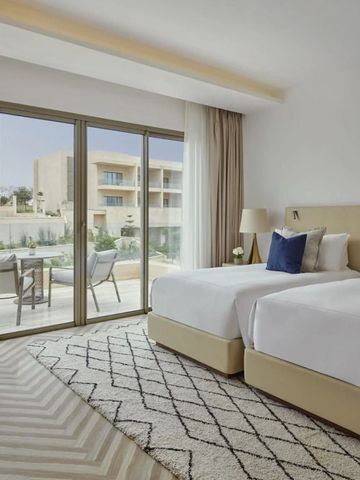Modernes Doppelzimmer mit Balkon und zwei Einzelbetten im Fairmont Taghazout Bay