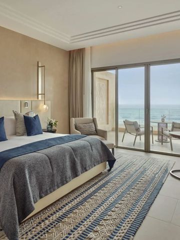 Luxuriöses Schlafzimmer mit Meerblick und Balkon im Fairmont Taghazout Bay