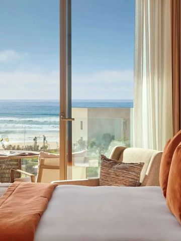 Zimmer mit direktem Blick auf den Strand und komfortabler Sitzgelegenheit