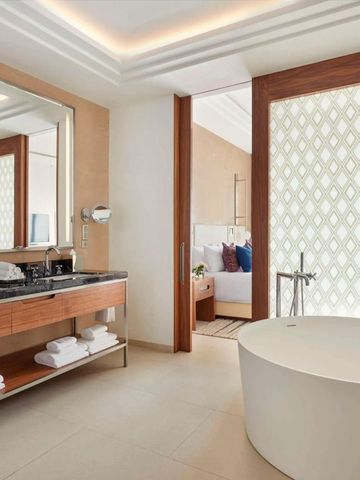 Modernes Badezimmer mit freistehender Badewanne im Fairmont Taghazout Bay