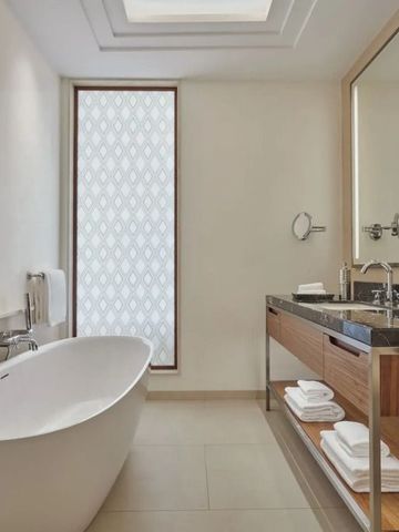 Elegantes Badezimmer mit stilvollen Armaturen und freistehender Badewanne