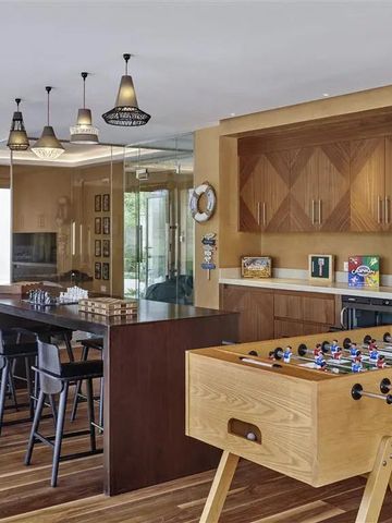 Freizeitraum mit Tischfußballtisch und moderner Bar