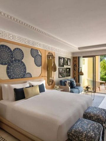 Elegantes Hotelzimmer mit Doppelbett und Zugang zur Gartenterrasse