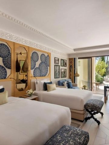 Modernes Doppelzimmer im Hotel mit Terrasse und stilvollen Details