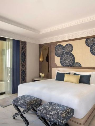 Geräumiges Zimmer mit Kingsize-Bett und Balkon im Hotel