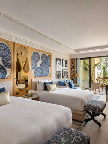 Elegantes Doppelzimmer mit luxuriösen Dekorationselementen und eigenem Balkon