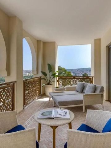 Helle Terrasse mit stilvollen Möbeln und Blick auf die Umgebung