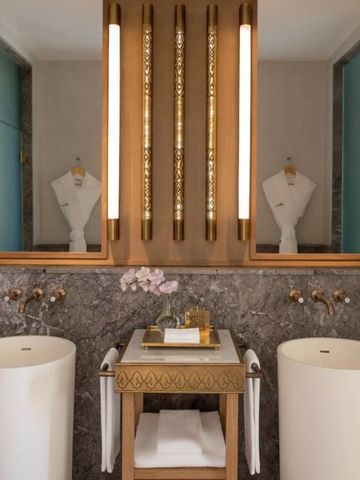 Luxuriöses Badezimmer mit modernen Doppelwaschbecken und eleganter Beleuchtung