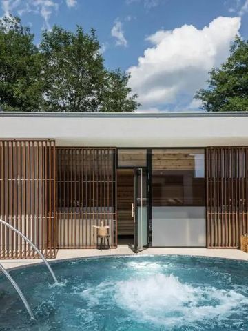 Luxuriöser Außenwhirlpool mit moderner Holzverkleidung und Wassersprudeln