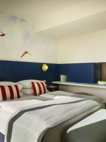 Geräumiges Hotelzimmer mit moderner Dekoration