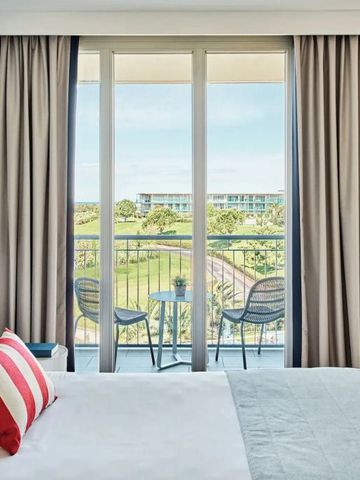 Helles Zimmer mit Ausblick auf Garten von Balkon