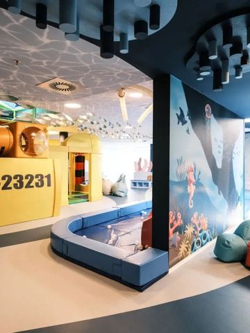 Spielbereich mit U-Boot-Design und bunten Sitzsäcken