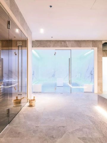 Elegantes Spa mit Glasfronten und moderner Beleuchtung
