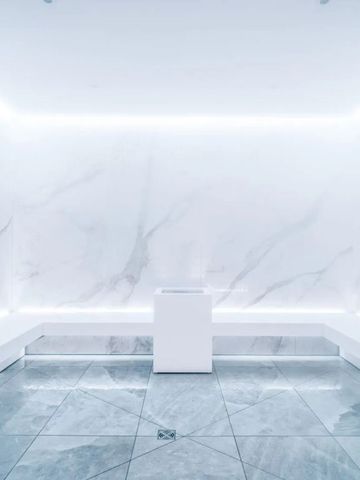 Minimalistisches Dampfbad mit weißem Marmor