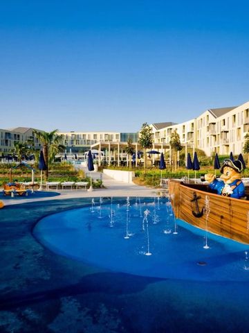 Großer Outdoor-Pool mit Piratenschiff-Spielbereich im Falkensteiner Family Hotel Diadora.