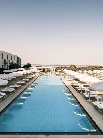 Infinity-Pool mit Blick auf die Umgebung im Falkensteiner Family Hotel Diadora.