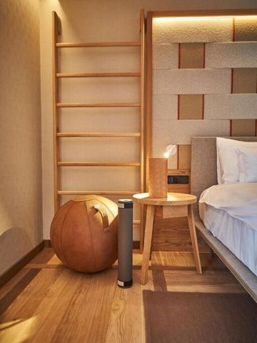 Gemütliches Hotelzimmer mit moderner Einrichtung und warmen Holztönen