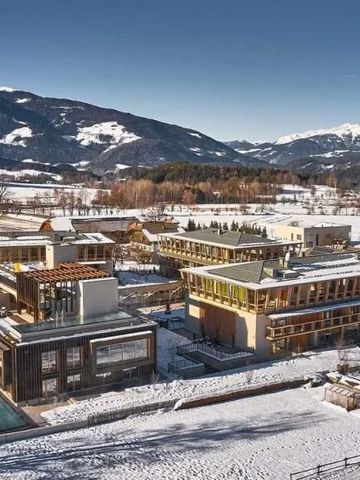 Hotelgebäude umgeben von verschneiten Bergen und Landschaft