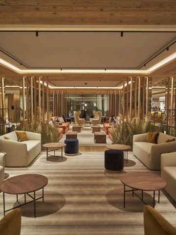 Moderne Lounge mit eleganter Inneneinrichtung und bequemen Sitzgelegenheiten