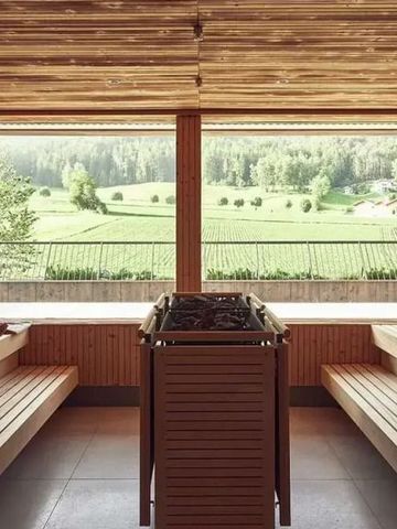 Sauna mit Panoramablick auf die grüne Landschaft