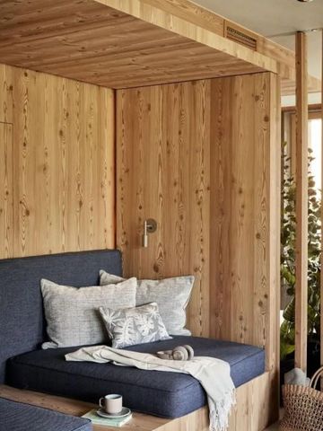 Moderne Sitzecke in einem gemütlichen Holzdesignzimmer im Hotel.