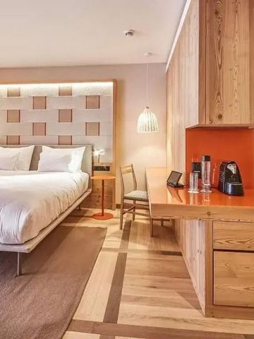 Hotelzimmer mit schwebendem Bett und Holzdekor.