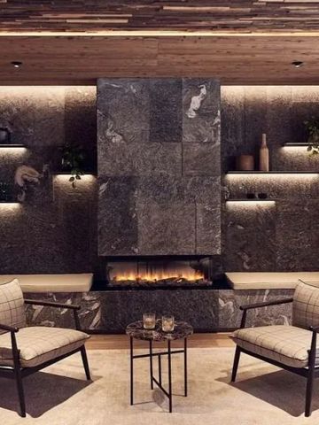 Elegante Lobby mit Kamin und moderner Steinverkleidung.