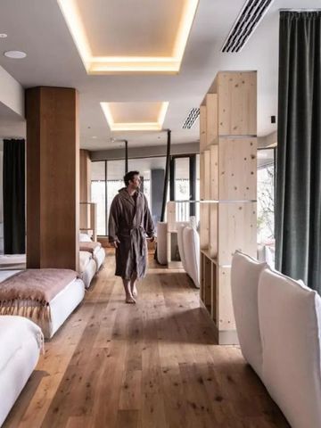 Eleganter Wellnessbereich mit Liegen und Ausblick auf die Natur