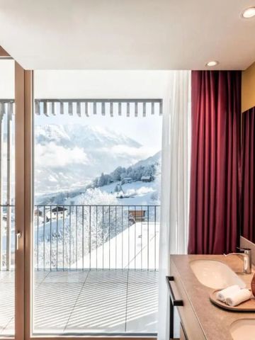 Badezimmer mit Blick auf schneebedeckte Landschaft. Elegante Einrichtung.