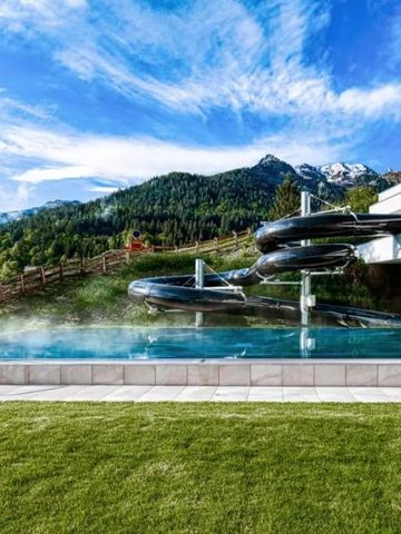 Außenpool mit Rutsche und Bergpanorama