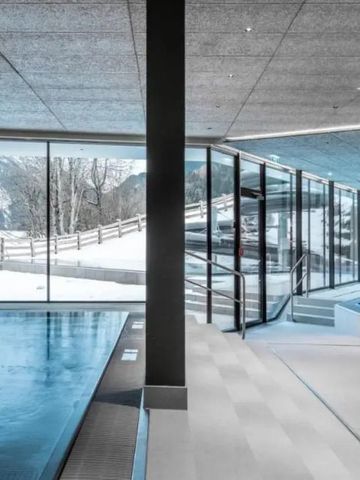 Moderner Innenpool mit Blick auf verschneite Berge