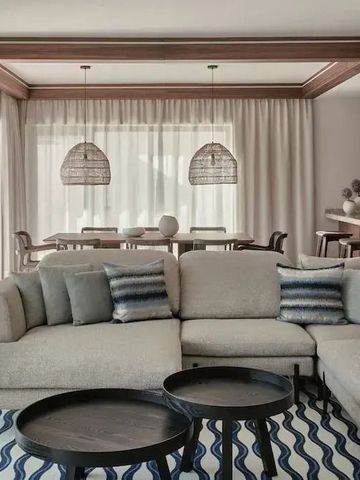 Geräumiges Wohnzimmer mit Sofagarnitur und Blick auf den Essbereich