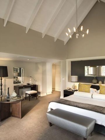 Geschmackvolle Suite mit modernem Design und hohen Decken.