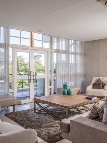 Geräumige Suite mit moderner Einrichtung und großen Fenstern