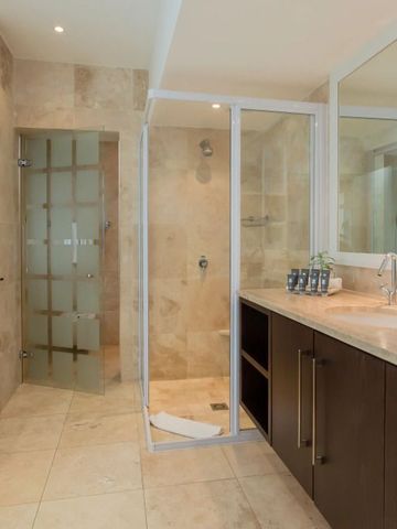 Luxuriöses Badezimmer mit großer Dusche und Badewanne