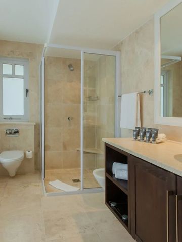 Helles Badezimmer mit eleganter Dusche und moderner Ausstattung