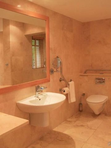 Elegantes Badezimmer mit moderner Ausstattung und großen Spiegeln