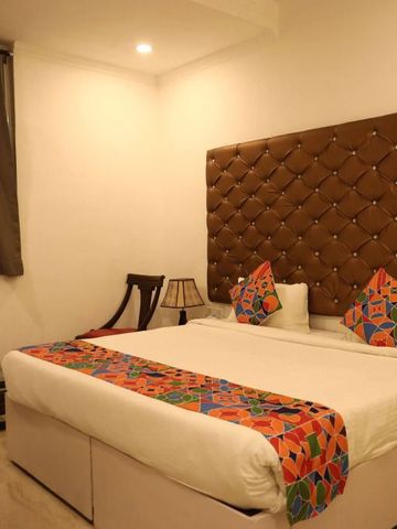 Gemütliches Doppelbettzimmer mit warmen Farbtönen