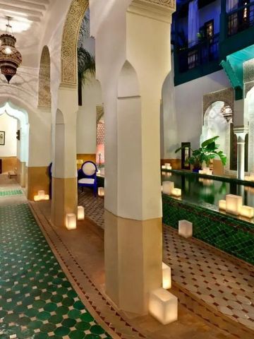 Atmosphärischer Korridor mit traditionellem marokkanischem Dekor und stimmungsvoller Beleuchtung